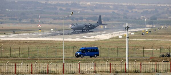 Военно-транспортный самолет ВВС США С-130 Hercules на авиабазе Инджирлик в Турции, 20 июля 2015 года - Sputnik Азербайджан