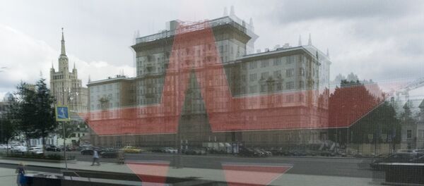 Здание посольства США в РФ отражается в окне магазина Армия России в Москве, 3 августа 2017 года - Sputnik Азербайджан