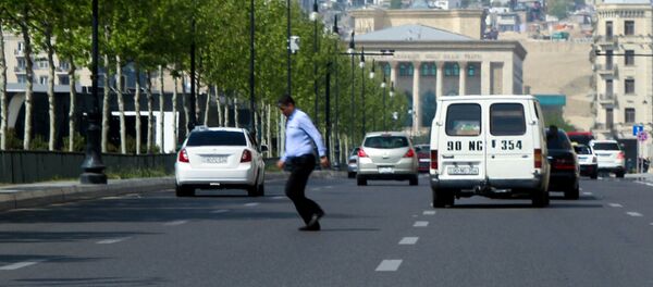 Мужчина перебегает дорогу в Баку, фото из архива - Sputnik Азербайджан
