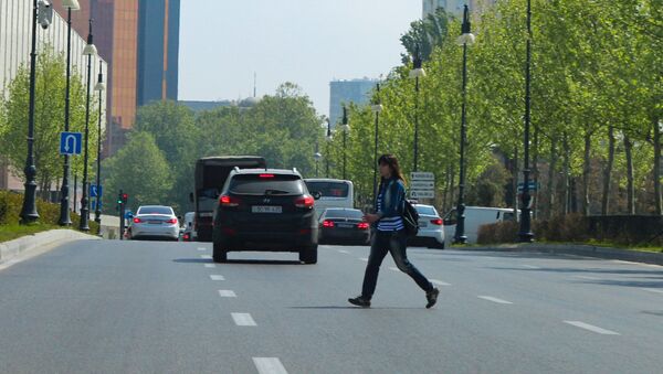 Девушка переходит дорогу в неположенном месте - Sputnik Азербайджан