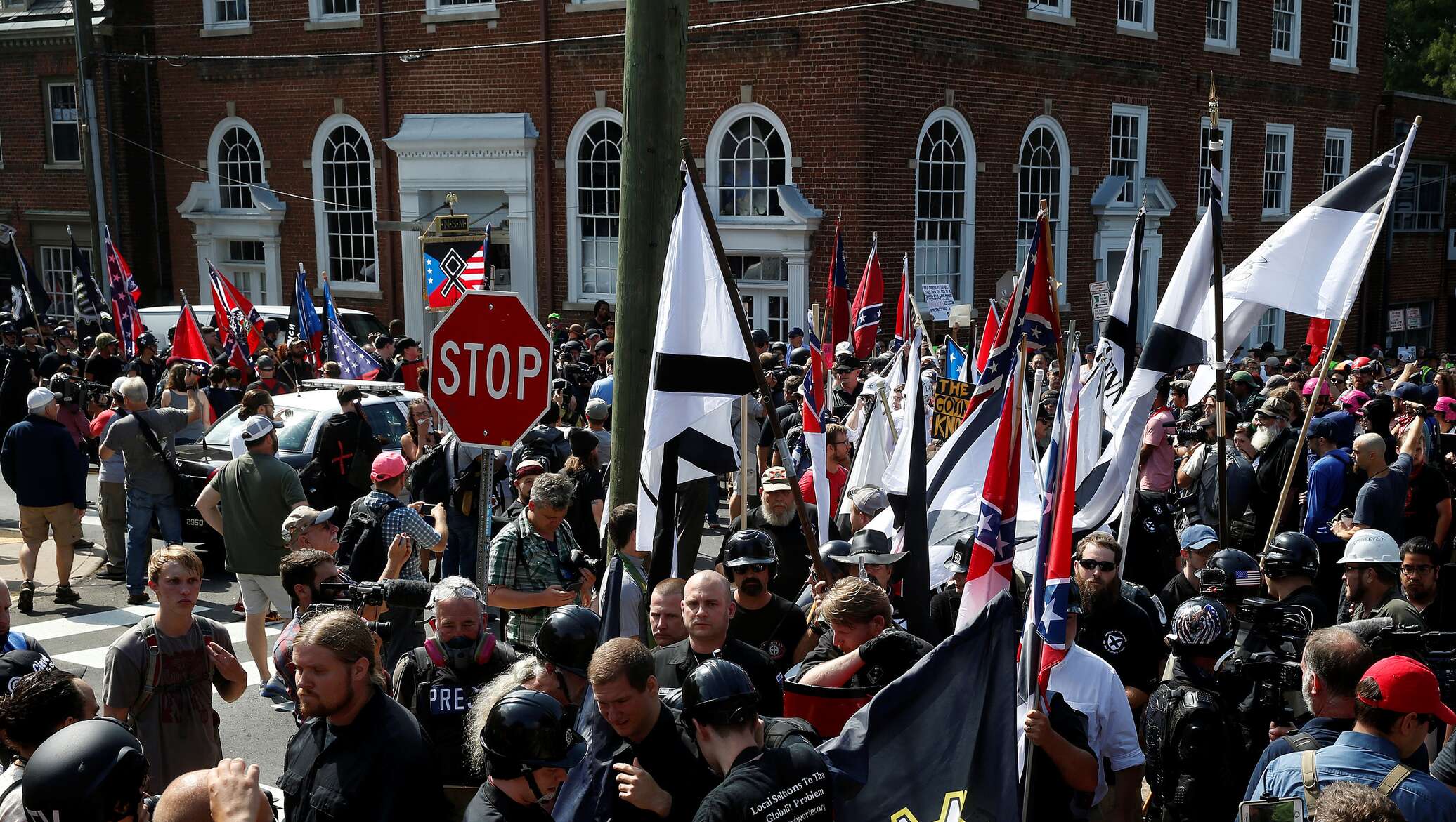 Америка обвинила. Протесты в Шарлотсвилле нацисты. Шарлоттсвилль. Американский белый радикал. Американский белый радикал выступление.