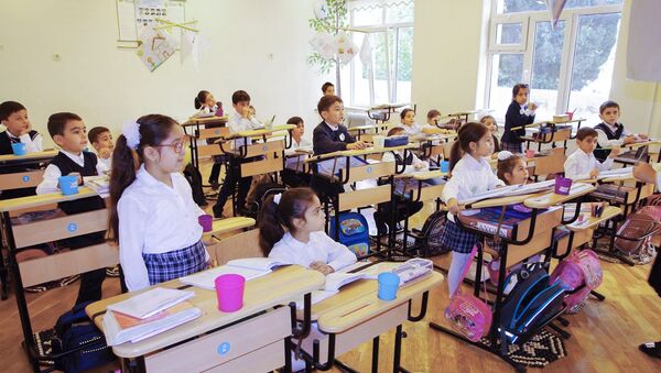 Учебный процесс в одной из бакинских школ, фото из архива - Sputnik Азербайджан