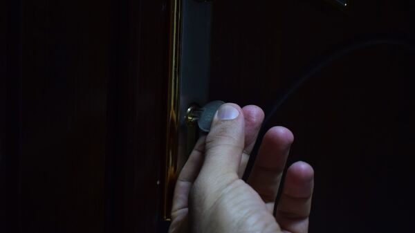 Ключ в дверном замке, фото из архива - Sputnik Азербайджан