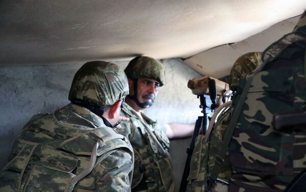 Первый заместитель премьер-министра Ягуб Эюбов и министр обороны Закир Гасанов посетили военные части в прифронтовой зоне - Sputnik Азербайджан