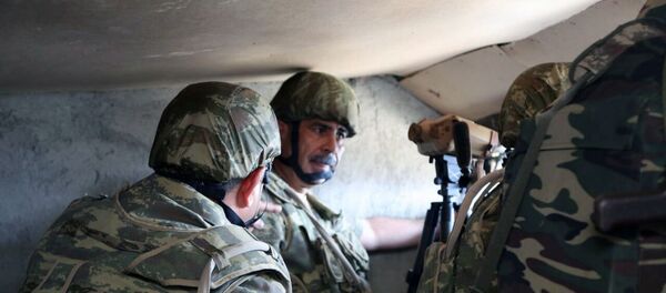Первый заместитель премьер-министра Ягуб Эюбов и министр обороны Закир Гасанов посетили военные части в прифронтовой зоне - Sputnik Азербайджан