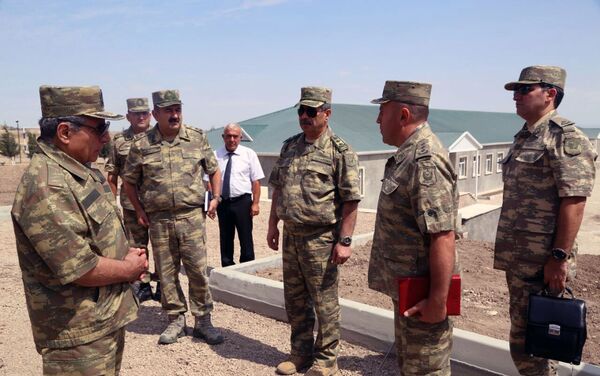 Первый заместитель премьер-министра Ягуб Эюбов и министр обороны Закир Гасанов посетили военные части в прифронтовой зоне - Sputnik Азербайджан