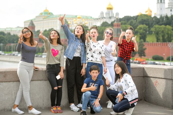 Прогулка участников шоу Ты супер! Танцы по Москве Прогулка участников шоу Ты супер! Танцы по Москве - Sputnik Азербайджан