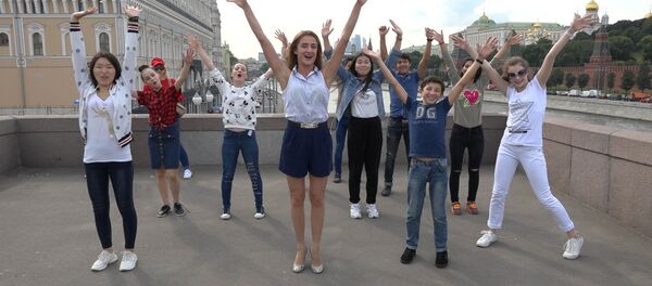 Эмма Гаджиева прогулялась с участниками конкурса Ты супер! Танцы по Москве - Sputnik Азербайджан
