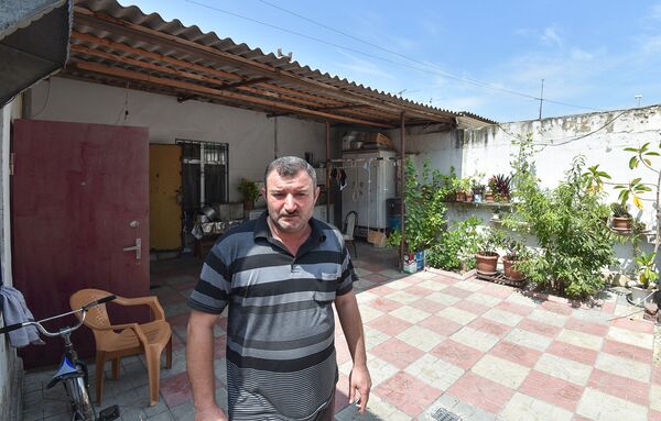 Бахруз Эйвазов во дворе своего дома Бахруз Эйвазов во дворе своего дома - Sputnik Азербайджан