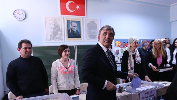 Президент Турции Абдулла Гюль голосует на муниципальных выборах на избирательном участке в Анкаре, 30 марта 2014 года - Sputnik Азербайджан