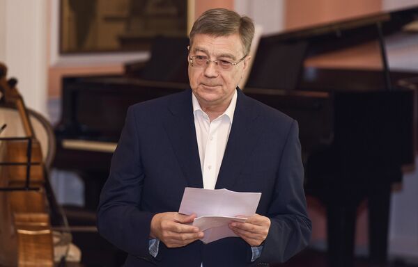 Чрезвычайный посол РФ в Азербайджане Владимир Дорохин на проводах азербайджанских студентов на учебу в Россию Чрезвычайный посол РФ в Азербайджане Владимир Дорохин на проводах азербайджанских студентов на учебу в Россию - Sputnik Азербайджан
