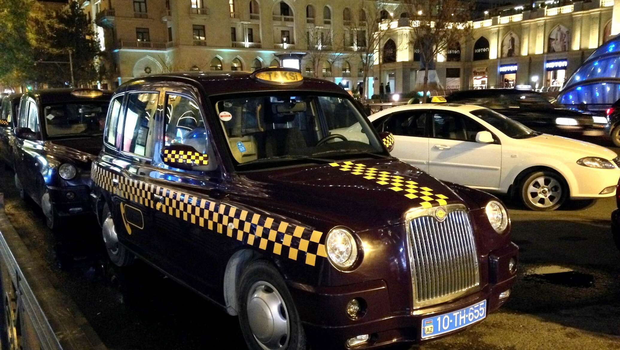 Такси в азербайджане. Такси в Баку баклажан. Лондонский КЭБ В Баку. Лондонское такси в Баку.
