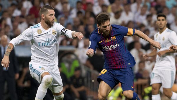 Barselona — Real (Madrid) matçı - Serxio Ramos (solda) və Lionel Messi - Sputnik Azərbaycan