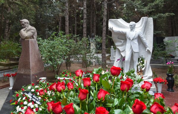 В Баку на Аллее почетного захоронения почтили память Муслима Магомаева в день его 75-летия - Sputnik Азербайджан