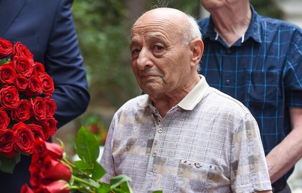 В Баку на Аллее почетного захоронения почтили память Муслима Магомаева в день его 75-летия - Sputnik Азербайджан