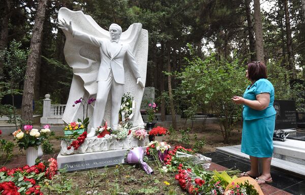 В Баку на Аллее почетного захоронения почтили память Муслима Магомаева в день его 75-летия - Sputnik Азербайджан
