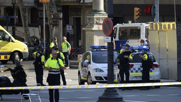 Медики и полицейские в районе наезда микроавтобуса на пешеходов в Барселоне, 17 августа 2017 года - Sputnik Азербайджан