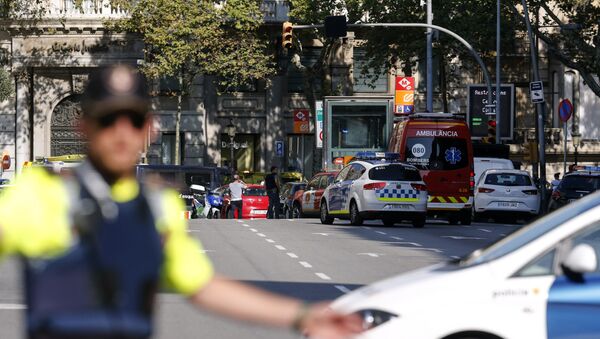 Полиция на месте наезда микроавтобуса на пешеходов в Барселоне, 17 августа 2017 года - Sputnik Азербайджан