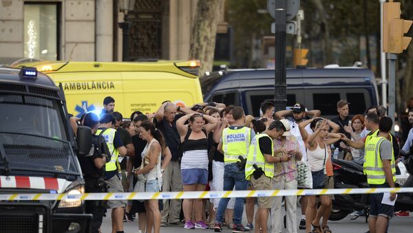 Полициейские на месте наезда микроавтобуса на пешеходов в Барселоне, 17 августа 2017 года - Sputnik Азербайджан