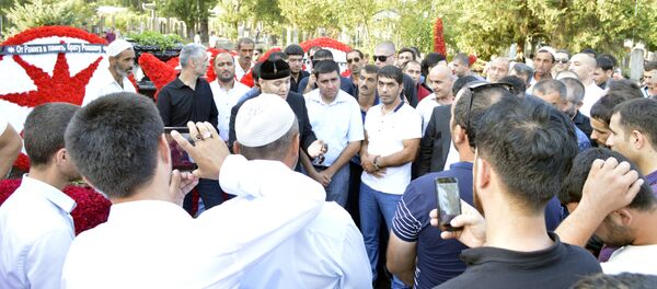 Шейх Хамзат на могиле Ровшана Лянкяранского Шейх Хамзат на могиле Ровшана Лянкяранского - Sputnik Азербайджан