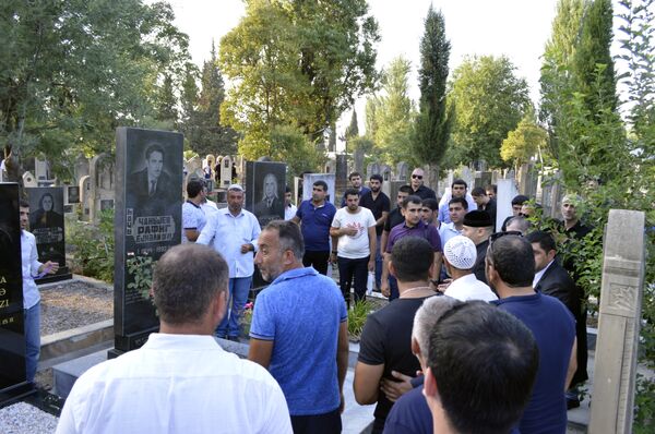 Шейх Хамзат на могиле Рафига Джаниева — отца Ровшана Лянкяранского Шейх Хамзат на могиле Рафига Джаниева — отца Ровшана Лянкяранского - Sputnik Азербайджан