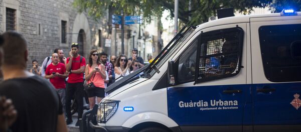 Автомобиль полиции на месте теракта в Барселоне - Sputnik Азербайджан