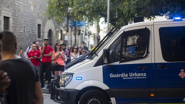 Автомобиль полиции на месте теракта в Барселоне - Sputnik Азербайджан