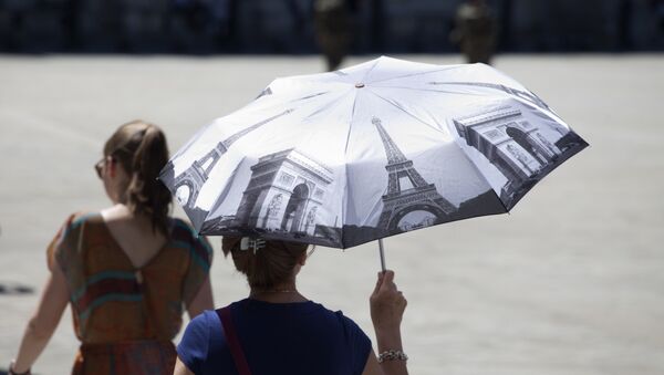 Женщина с зонтиком в жаркий летний день, фото из архива - Sputnik Азербайджан