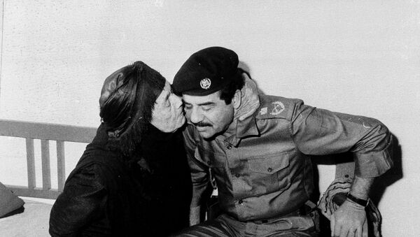 İranla müharibədə həlak olmuş əsgərin anası Səddam Hüseyni öpür, 10 noyabr 1980-ci il - Sputnik Azərbaycan