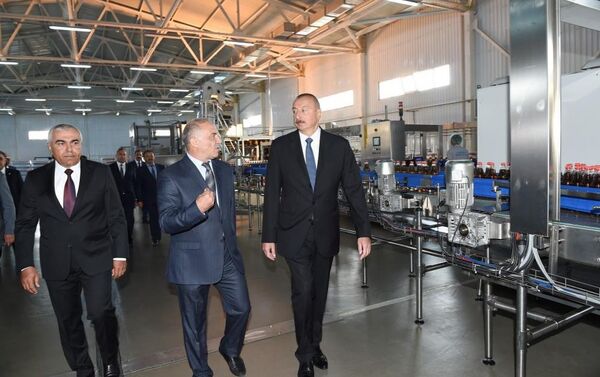 Президент Ильхам Алиев знакомится с производственным процессом завода - Sputnik Азербайджан