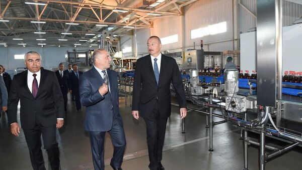Президент Ильхам Алиев знакомится с производственным процессом завода - Sputnik Азербайджан