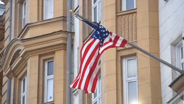 Государственный флаг США на фасаде здания посольства США в Москве - Sputnik Азербайджан