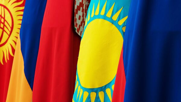 Флаги Киргизии, Армении, Белоруссии, Казахстана и России - стран-участниц Евразийского экономического союза - Sputnik Азербайджан
