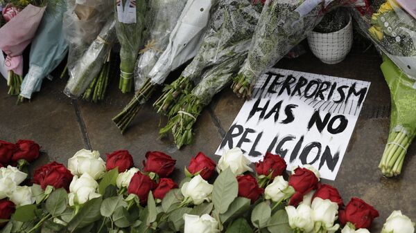 Надпись терроризм не имеет религии с цветами в память о жертвах погибших во время теракта в Лондоне - Sputnik Azərbaycan