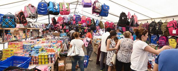 Палаточные школьные ярмарки около станций метро в Баку - Sputnik Азербайджан