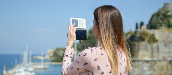 Девушка с мобильным телефоном, фото из архива Девушка с мобильным телефоном, фото из архива - Sputnik Азербайджан