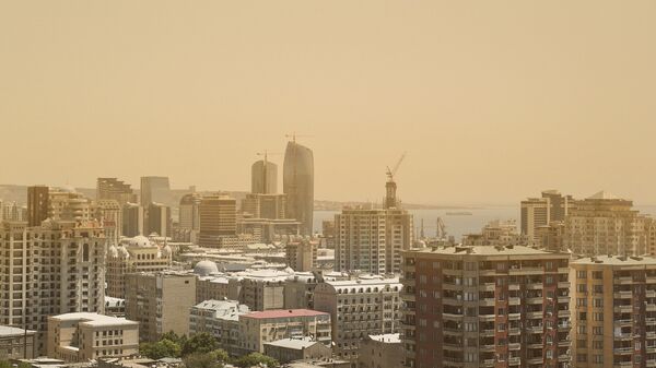 Загрязненный пылью воздух в Баку, фото из архива - Sputnik Azərbaycan