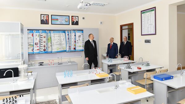 Президент Ильхам Алиев знакомится с условиями, созданными в новом корпусе школы №257 в Баку - Sputnik Азербайджан