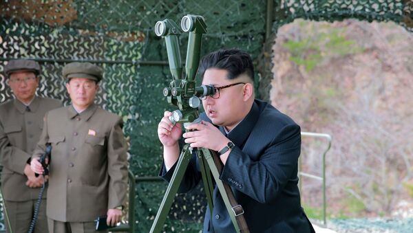 Ким Чен Ын наблюдает за запуском баллистической ракеты, фото из архива - Sputnik Azərbaycan
