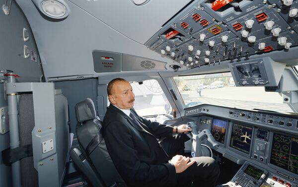 İlham Əliyev “Buta Airways” aviaşirkətinin “Embraer 190” təyyarəsi ilə tanış olub - Sputnik Azərbaycan