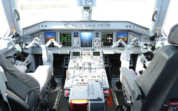 “Embraer 190” təyyarəsinin pilot kabinəsi - Sputnik Azərbaycan