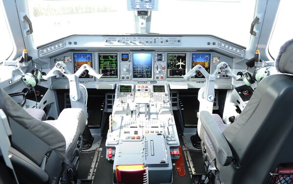 Кабина пилота самолета Embraer 190 - Sputnik Азербайджан