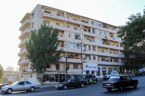 Səməd Vurğun küçəsi 69 ünvanında yerləşən yaşayış binası Səməd Vurğun küçəsi 69 ünvanında yerləşən yaşayış binası - Sputnik Azərbaycan