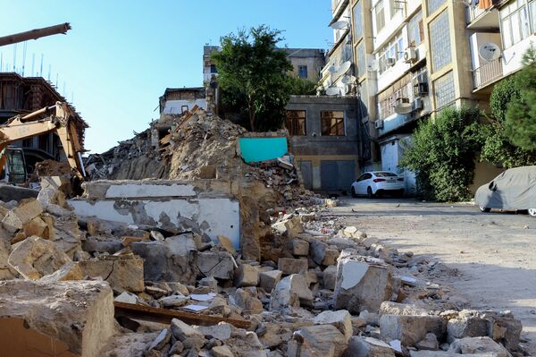 Bina sakinləri bildirirlər ki, artıq bir neçə aydır mənzillərində rahat yaşaya bilmirlər Bina sakinləri bildirirlər ki, artıq bir neçə aydır mənzillərində rahat yaşaya bilmirlər - Sputnik Azərbaycan