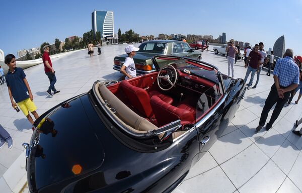 Автопробег и выставка классических автомобилей в Баку - Sputnik Азербайджан