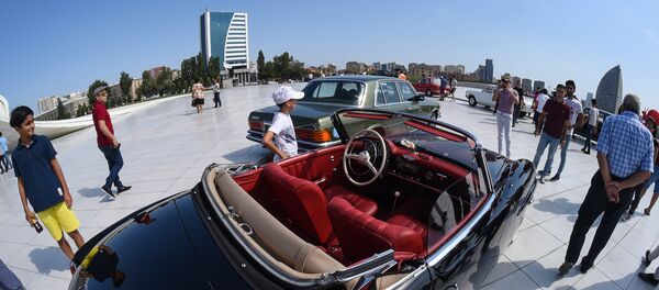 Автопробег и выставка классических автомобилей в Баку - Sputnik Азербайджан