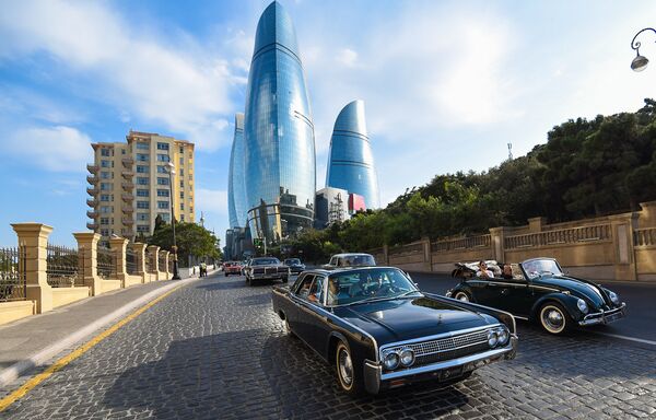 Автопробег и выставка классических автомобилей в Баку - Sputnik Азербайджан