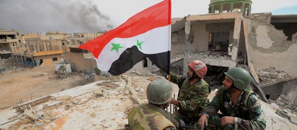 Солдаты сирийской армии (САА) с флагом Сирии радуются освобождению Пальмиры Солдаты сирийской армии (САА) с флагом Сирии радуются освобождению Пальмиры - Sputnik Азербайджан