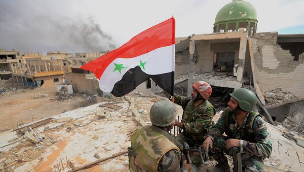 Солдаты сирийской армии (САА) с флагом Сирии радуются освобождению Пальмиры - Sputnik Азербайджан