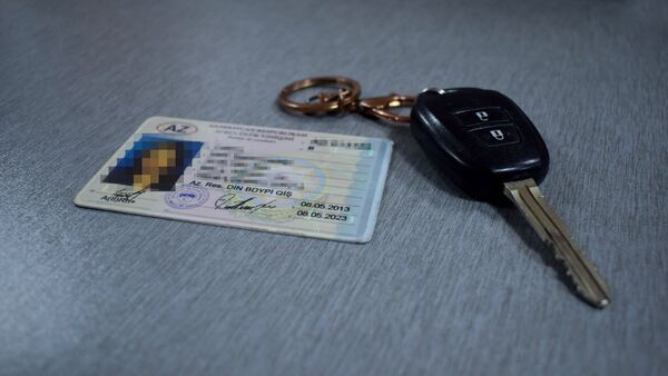 Водительское удостоверение и ключи от автомобиля, фото из архива - Sputnik Azərbaycan